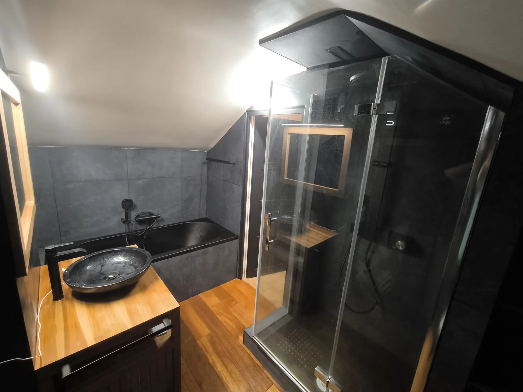 Salle de bain moderne Salle de bain rénovée avec style moderne et finitions premium