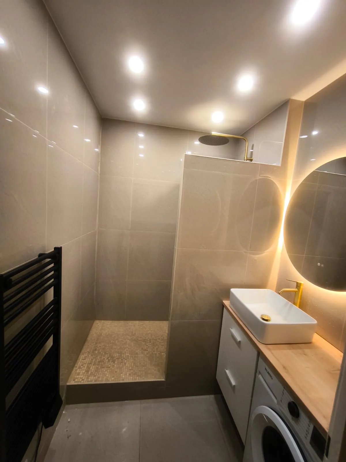 Salle de bain avec WC suspendu Salle de bain rénovée avec WC suspendu et plomberie intégrée