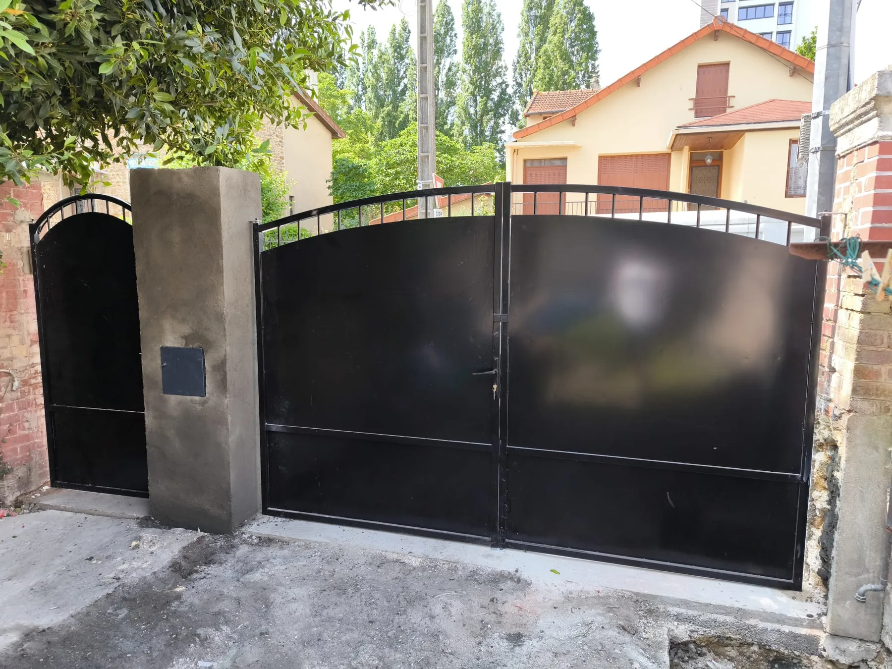 Portail extérieur rénové Portail extérieur rénové par Mc Renov’luxe
